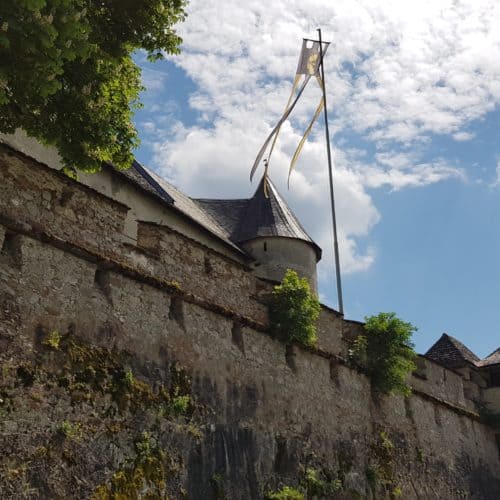 Ein umfangreiches Kulturprogramm mit Konzerten, Bilderausstellungen und Festen lädt den Besucher ein, die Burg Hochosterwitz in ihrer Vielfältigkeit zu entdecken.