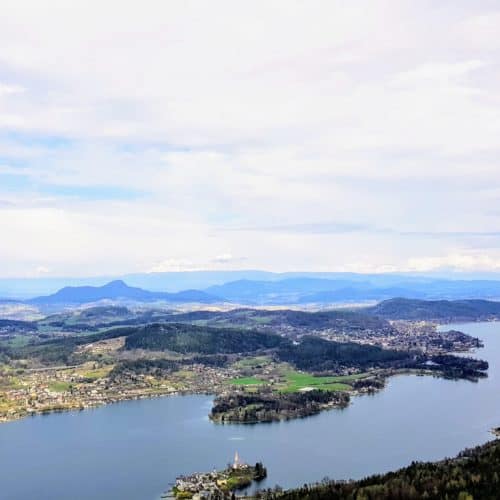 kinderfreundliche Sehenswürdigkeiten in Kärnten - der Aussichtsturm Pyramidenkogel - Panoramablick Sommer