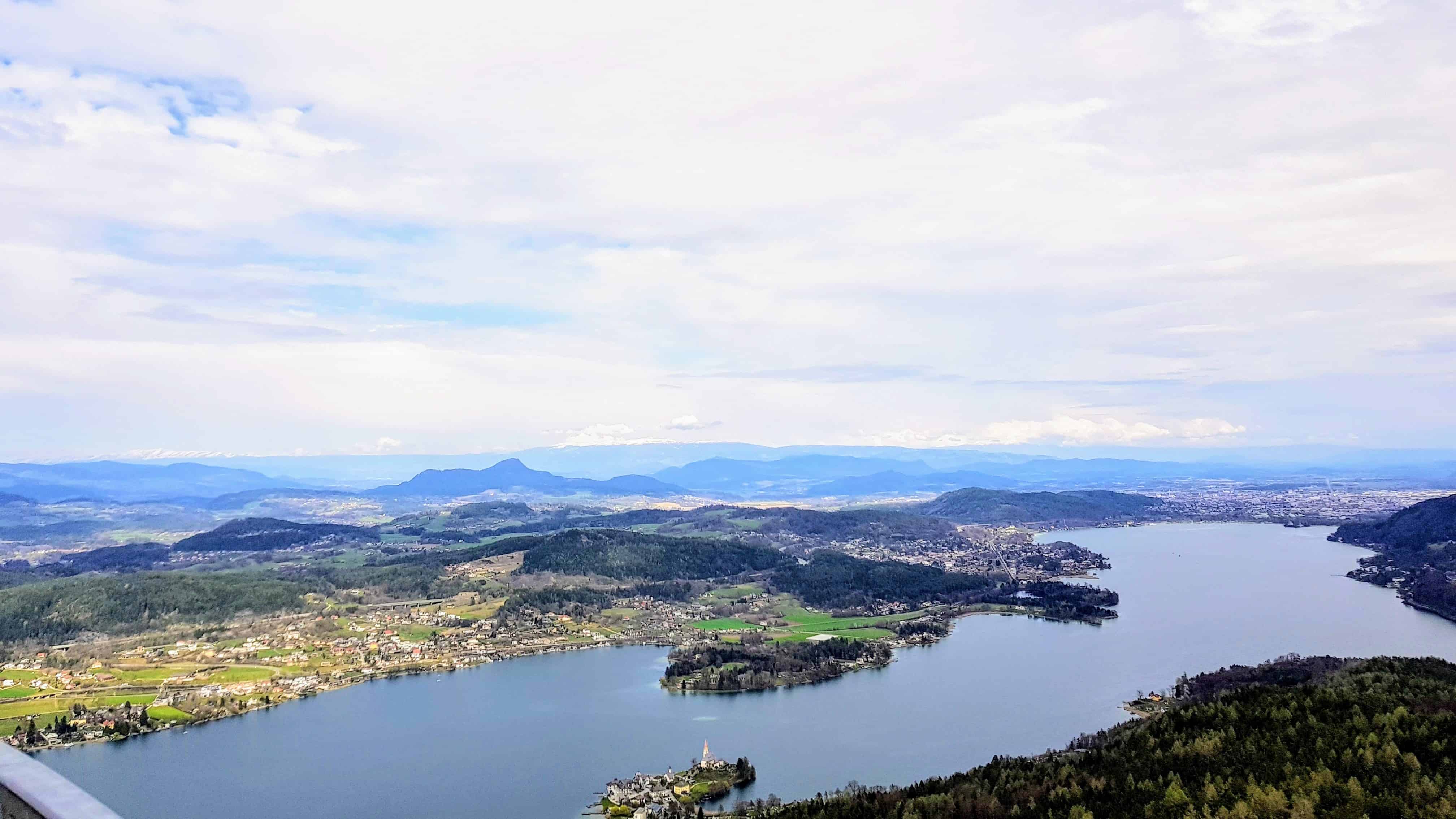 kinderfreundliche Sehenswürdigkeiten in Kärnten - der Aussichtsturm Pyramidenkogel - Panoramablick Sommer