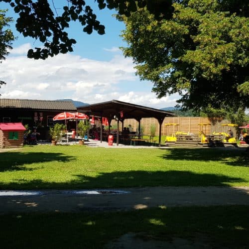 Kinderspielplatz und Buffet im Tierpark Schloss Rosegg Nähe Wörthersee