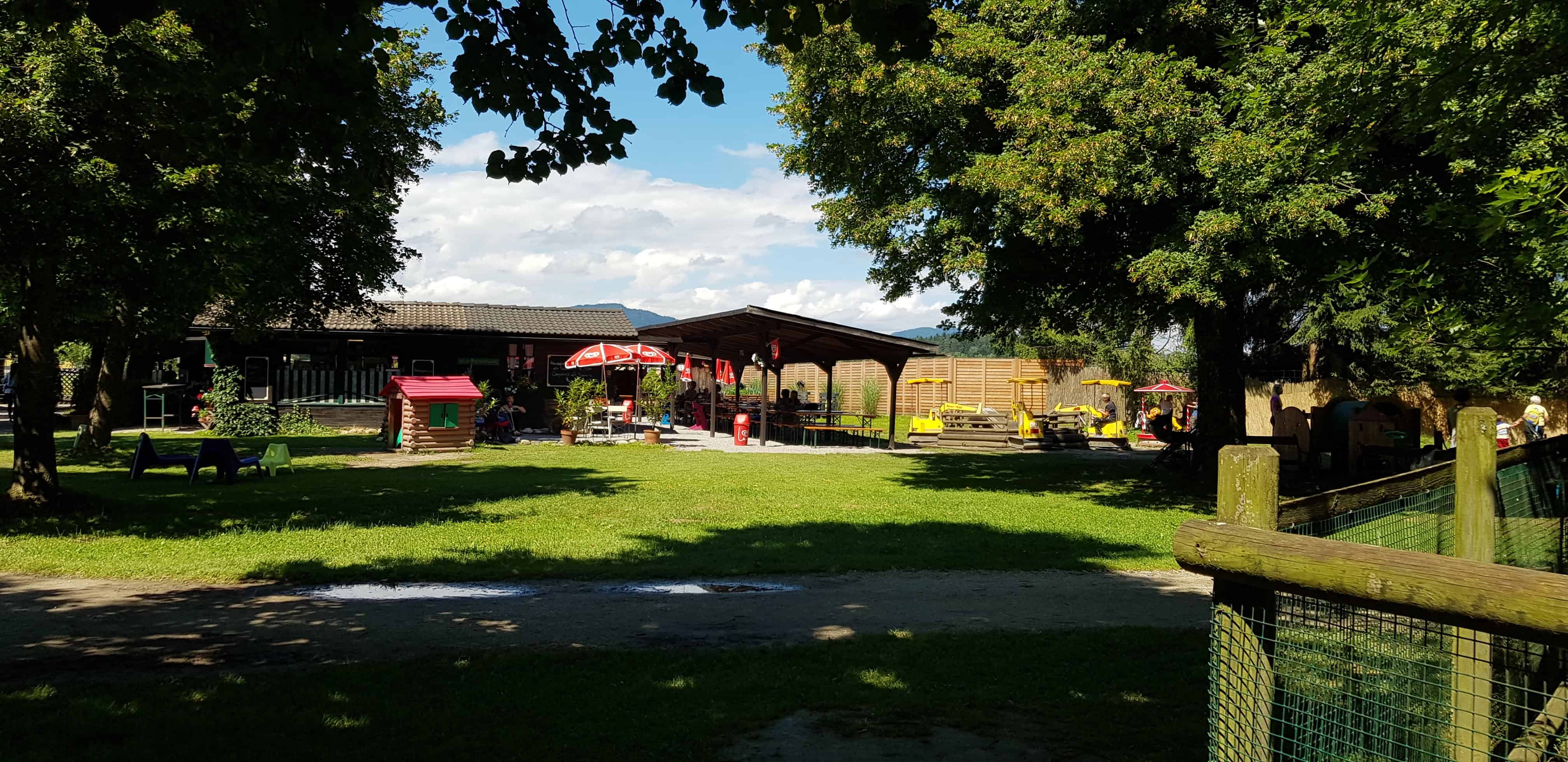 Kinderspielplatz und Buffet im Tierpark Schloss Rosegg Nähe Wörthersee