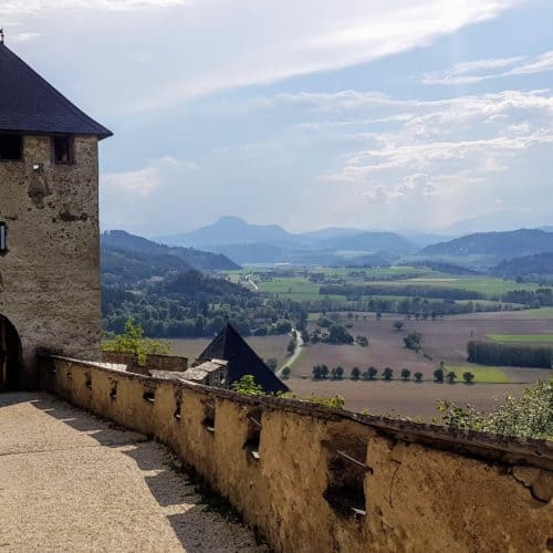 Aufgang auf die Burg Hochosterwitz - historische und familienfreundliche Sehenswürdigkeit im Süden Österreichs.