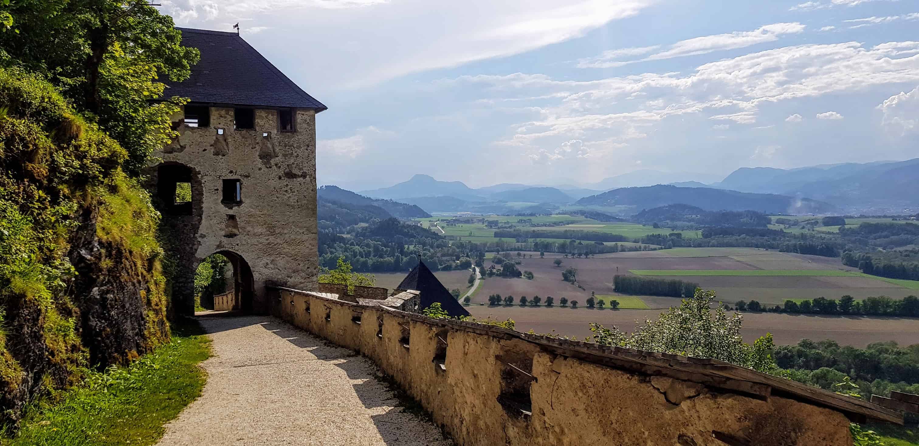 Aufgang auf die Burg Hochosterwitz - historische und familienfreundliche Sehenswürdigkeit im Süden Österreichs.