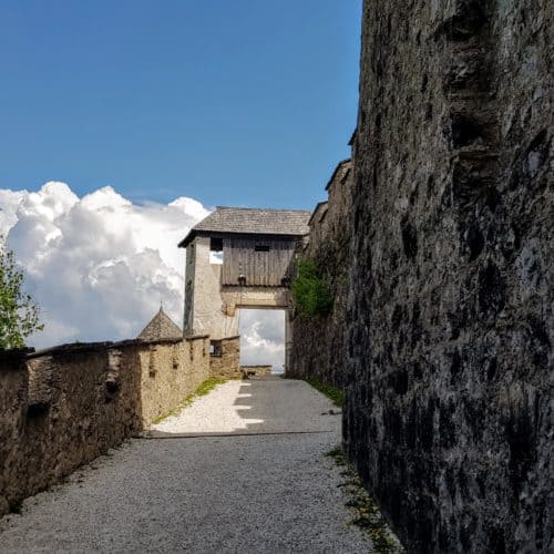 Kinderwagentauglicher Fußweg und Ausflug auf die Burg Hochosterwitz in Kärnten