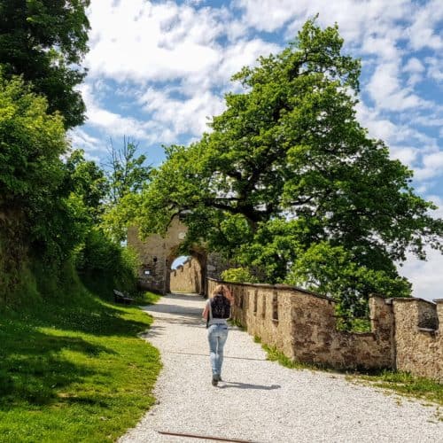 Idyllischer und schöner Wanderweg zu einem der schönsten Ausflugsziele in Kärnten, die Burg Hochosterwitz.