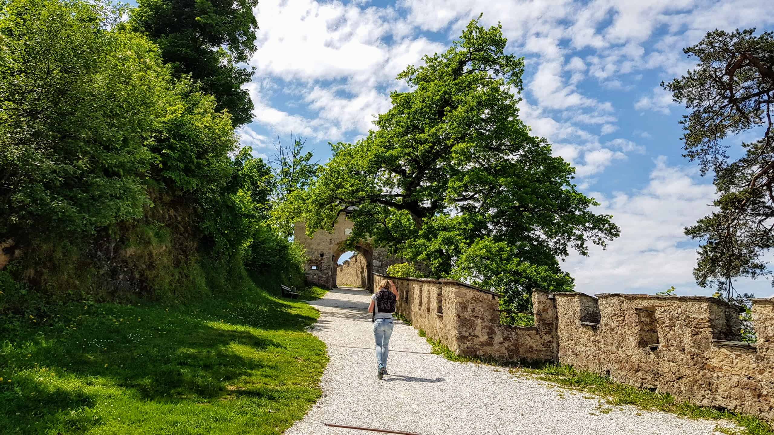 Idyllischer und schöner Wanderweg zu einem der schönsten Ausflugsziele in Kärnten, die Burg Hochosterwitz.