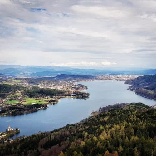 Klagenfurt vom Ausflugsziel Pyramidenkogel betrachtet.