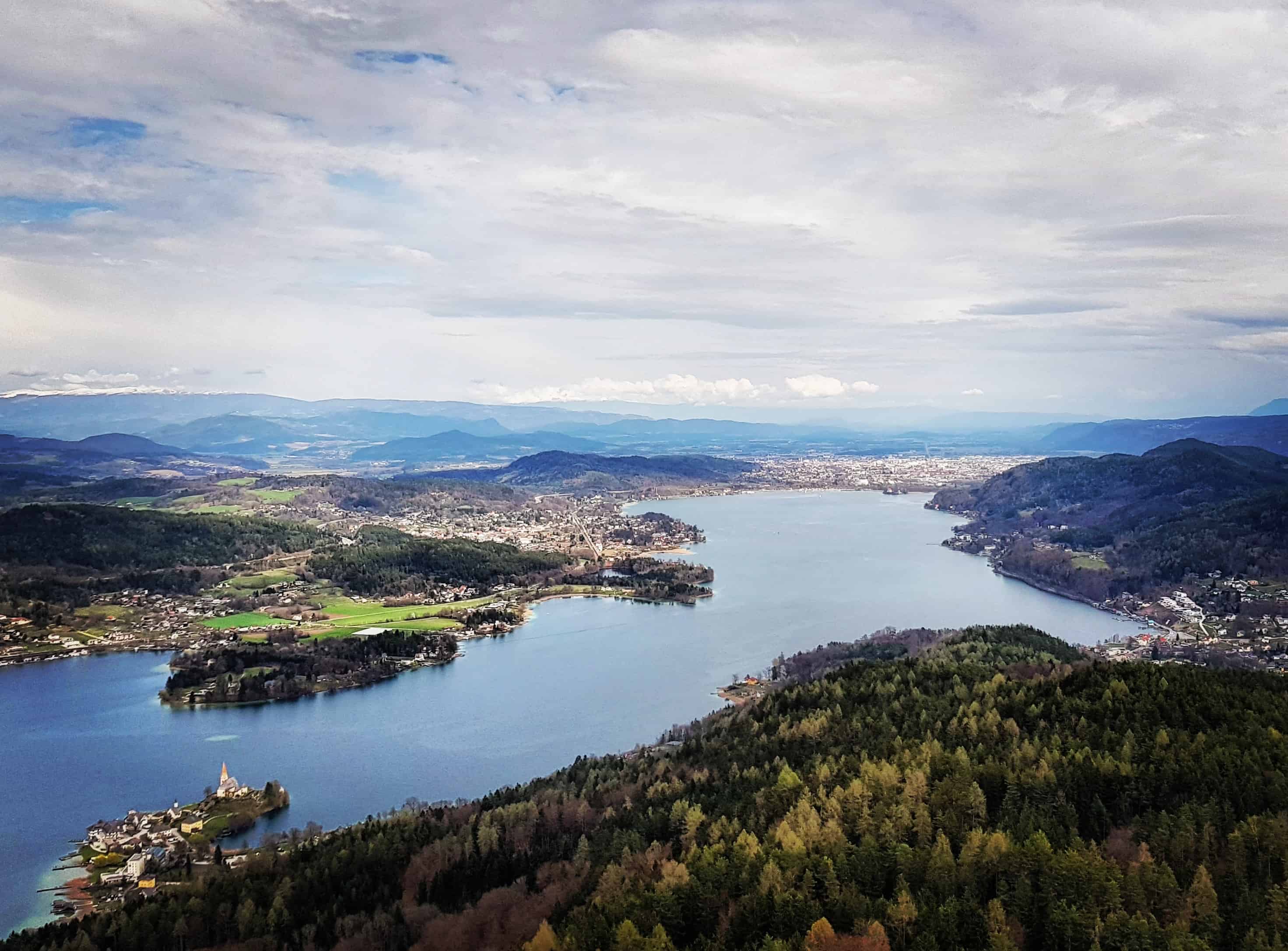 Klagenfurt vom Ausflugsziel Pyramidenkogel betrachtet.