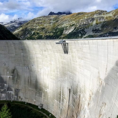 Kölnbreinsperre Staumauer mit Aussichtsplattform Airwalk bei Sommerausflug in Kärnten