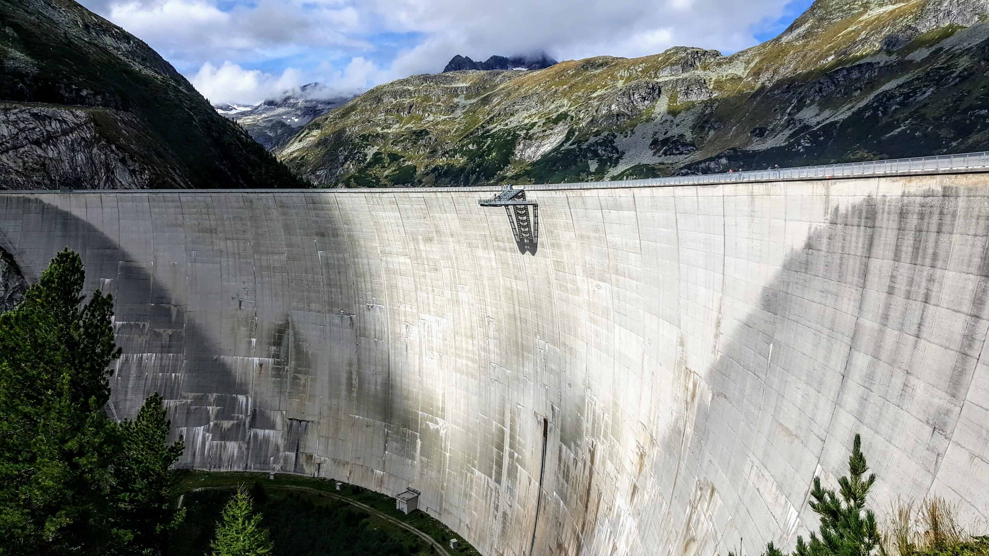 Kölnbreinsperre Staumauer mit Aussichtsplattform Airwalk bei Sommerausflug in Kärnten