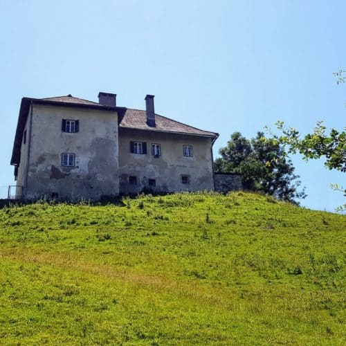 Ruine bei Wanderung durch Tierpark Rosegg Kärnten