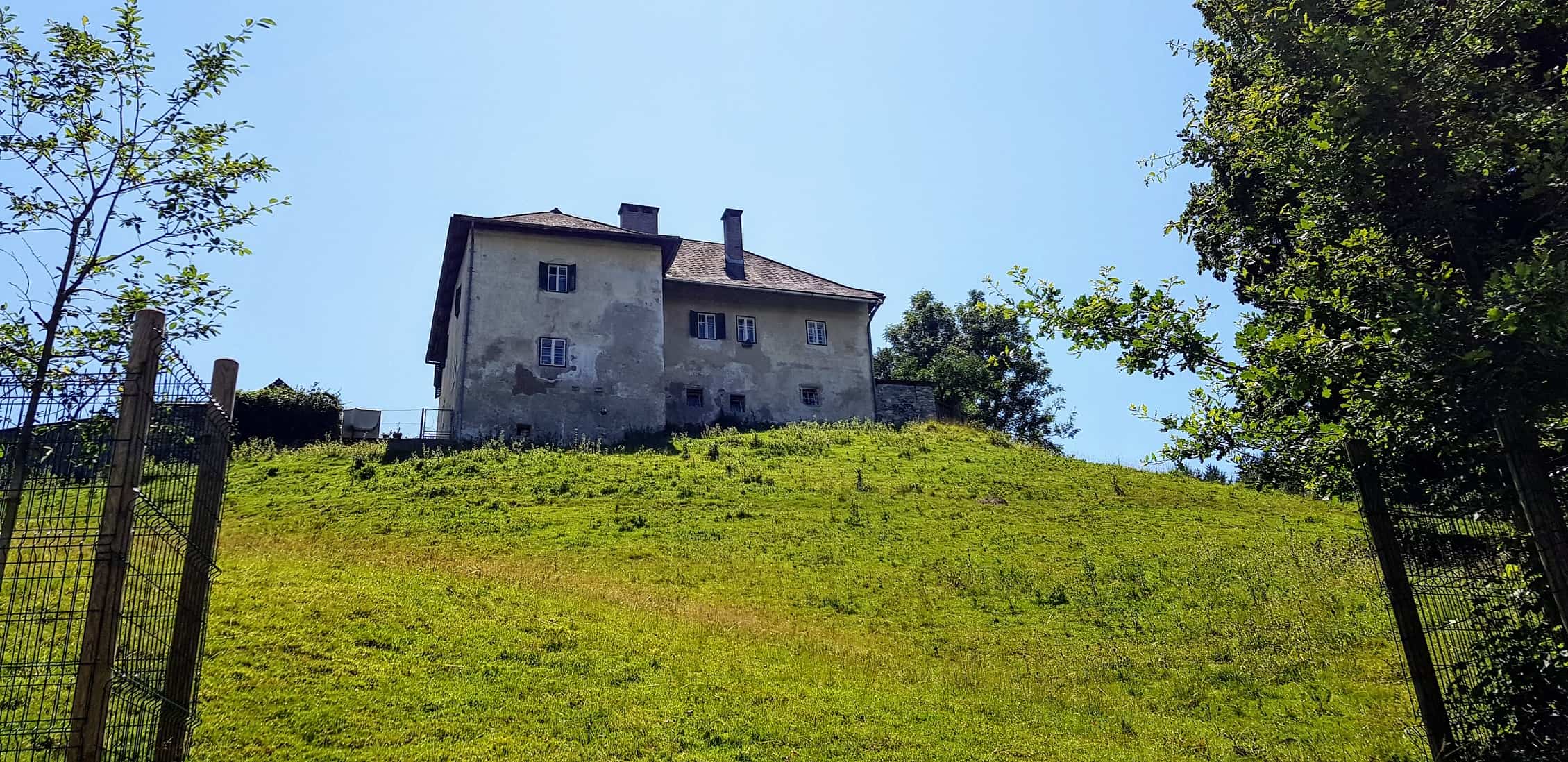 Ruine bei Wanderung durch Tierpark Rosegg Kärnten