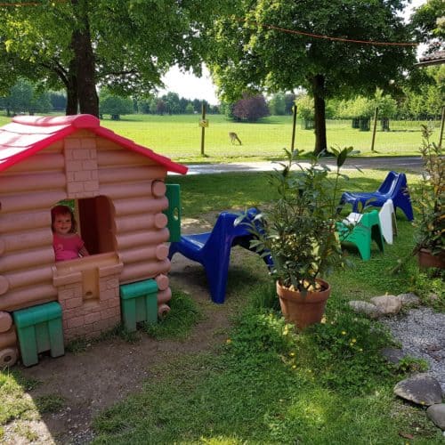 Lieblings Spielplatz Tierpark Rosegg Kärnten Kind im Spielhaus