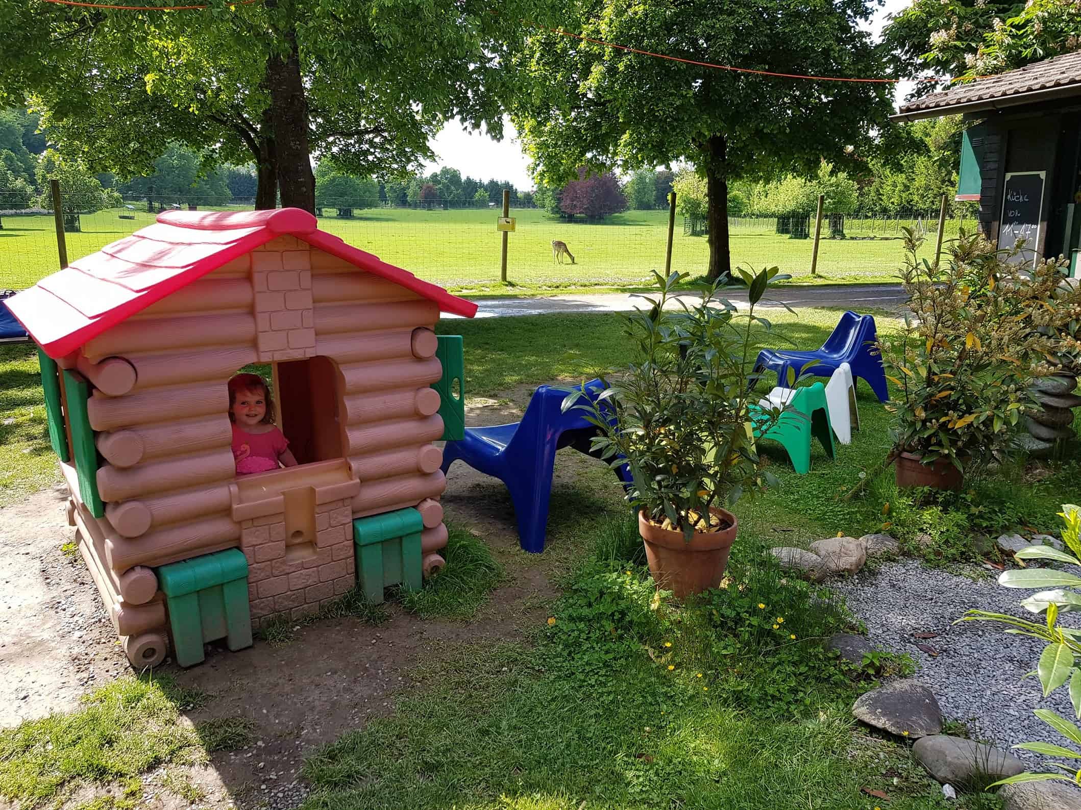 Lieblings Spielplatz Tierpark Rosegg Kärnten Kind im Spielhaus