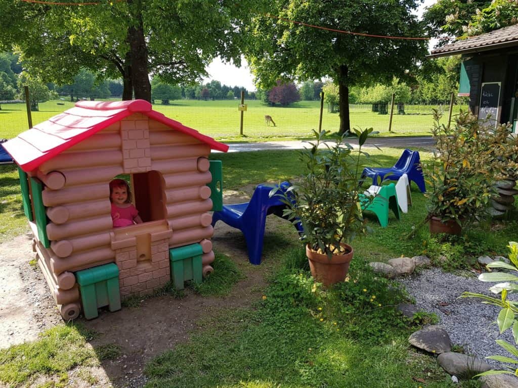 Kind im Spielhaus - Kinderspielplatz Tierpark Rosegg