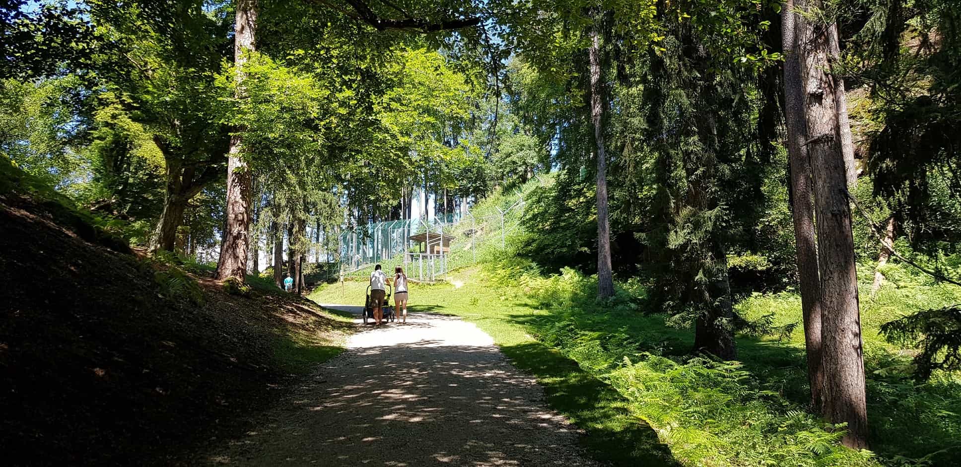 Mit Baby im Kinderwagen im Tierpark Rosegg