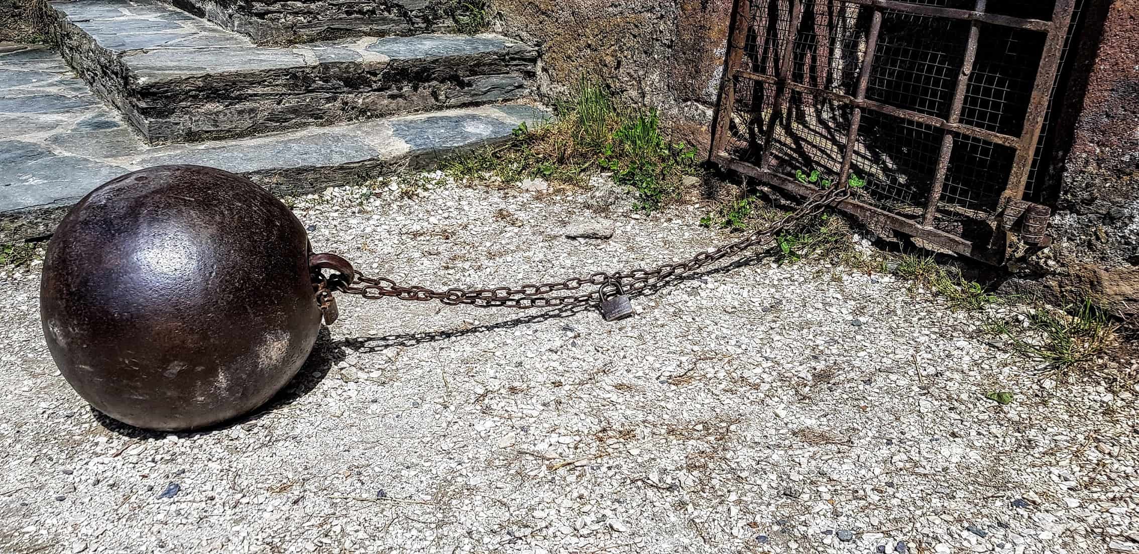 Kanonenkugel - Mittelalterliche Ausstellungsstücke bei Ausflug auf Burg Hochosterwitz in Kärnten