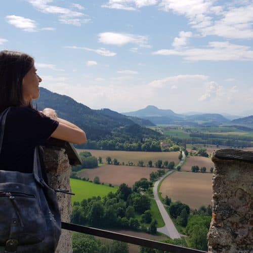 Besucherin genießt den Panoramablick - Mittelalterliches Flair mit Panorama auf Burg Hochosterwitz Nähe Klagenfurt