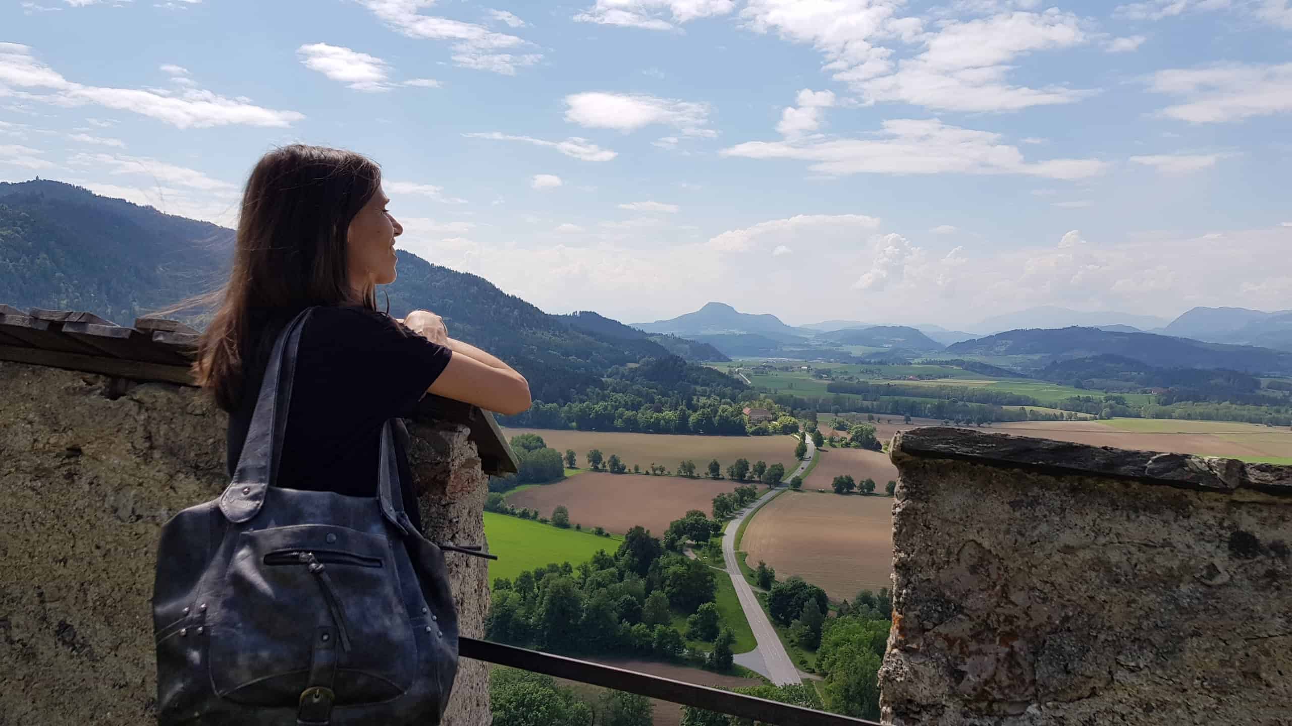 Besucherin genießt den Panoramablick - Mittelalterliches Flair mit Panorama auf Burg Hochosterwitz Nähe Klagenfurt