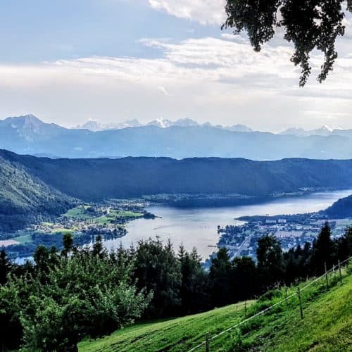 Blick auf Ossiacher See Richtung Villach mit Karawanken - Julische Alpen. Familienwanderungen Region Villach