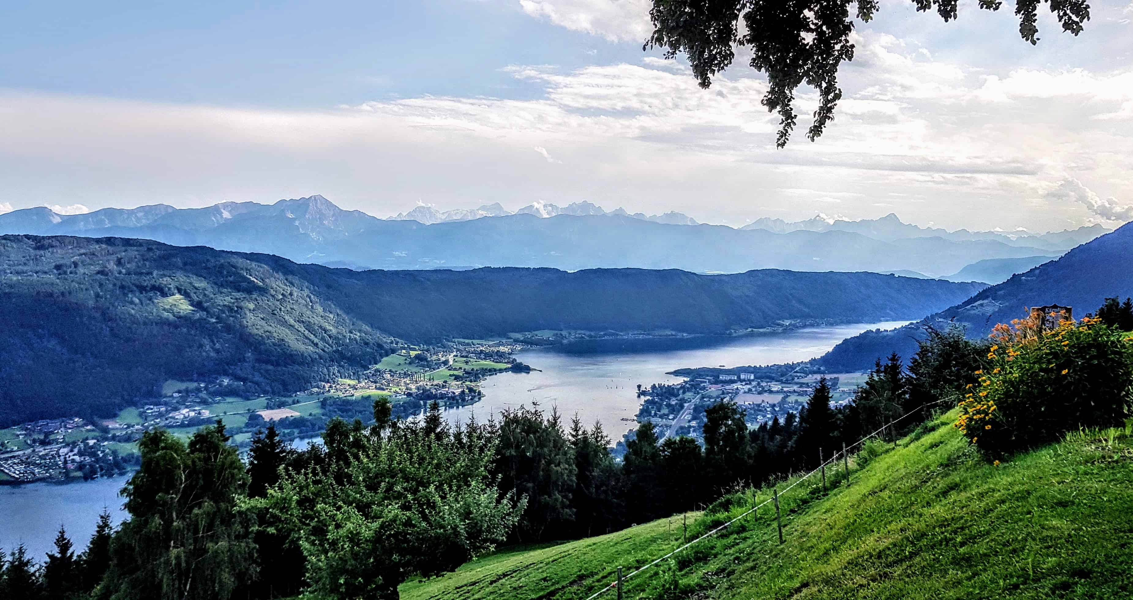 Blick auf Ossiacher See Richtung Villach mit Karawanken - Julische Alpen. Familienwanderungen Region Villach