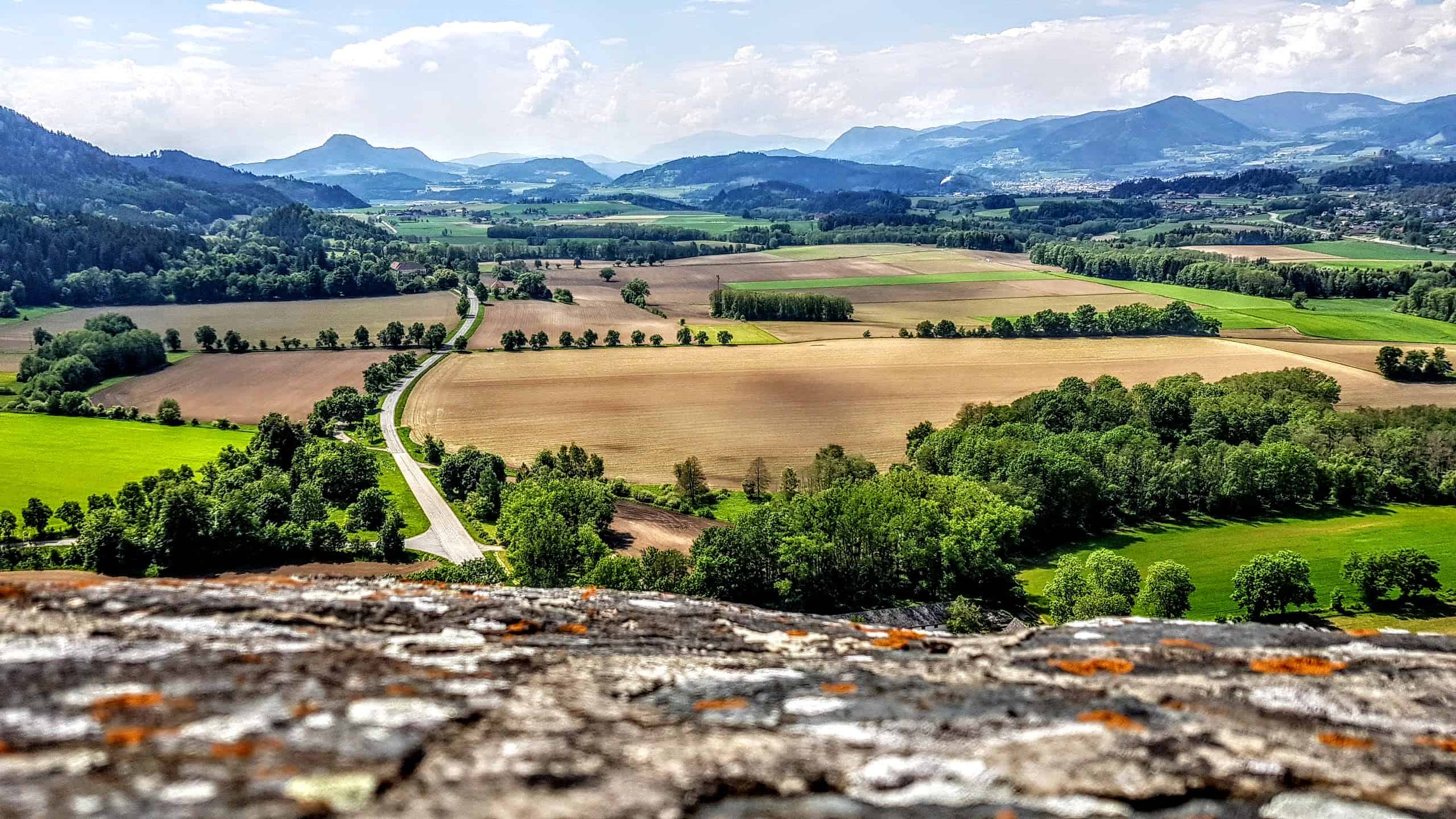Panoramablick auf Kärnten von der Burg Hochosterwitz in Österreich. Blick Richtung Klagenfurt am Wörthersee