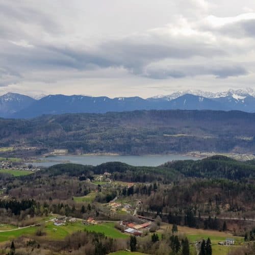 Panoramablick am Pyramidenkogel am Wörthersee auf Keutschacher See und die Karawanken