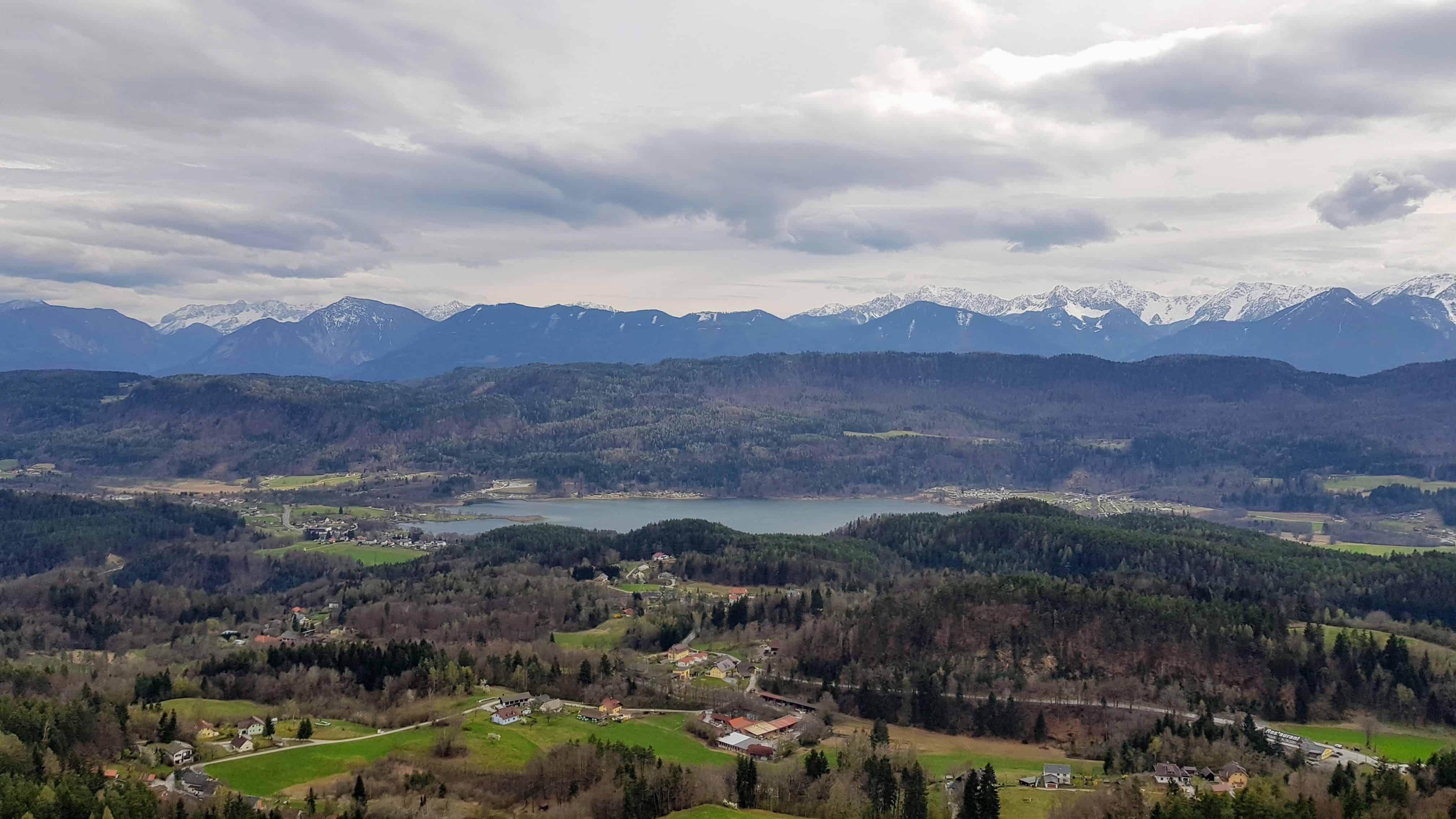 Panoramablick am Pyramidenkogel am Wörthersee auf Keutschacher See und die Karawanken