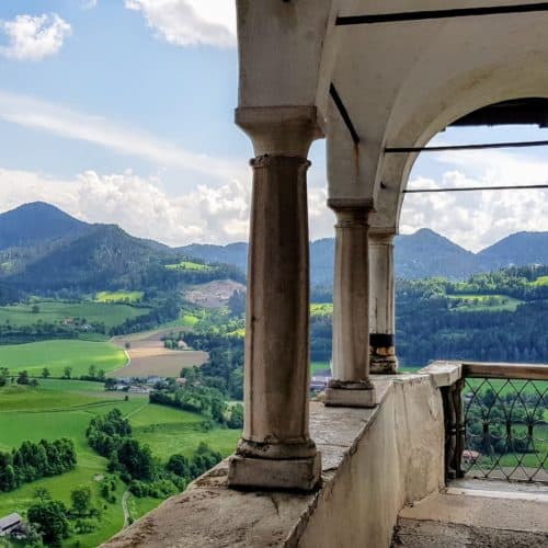 Balkon mit schöner Aussicht auf der Burg Hochosterwitz, Österreich