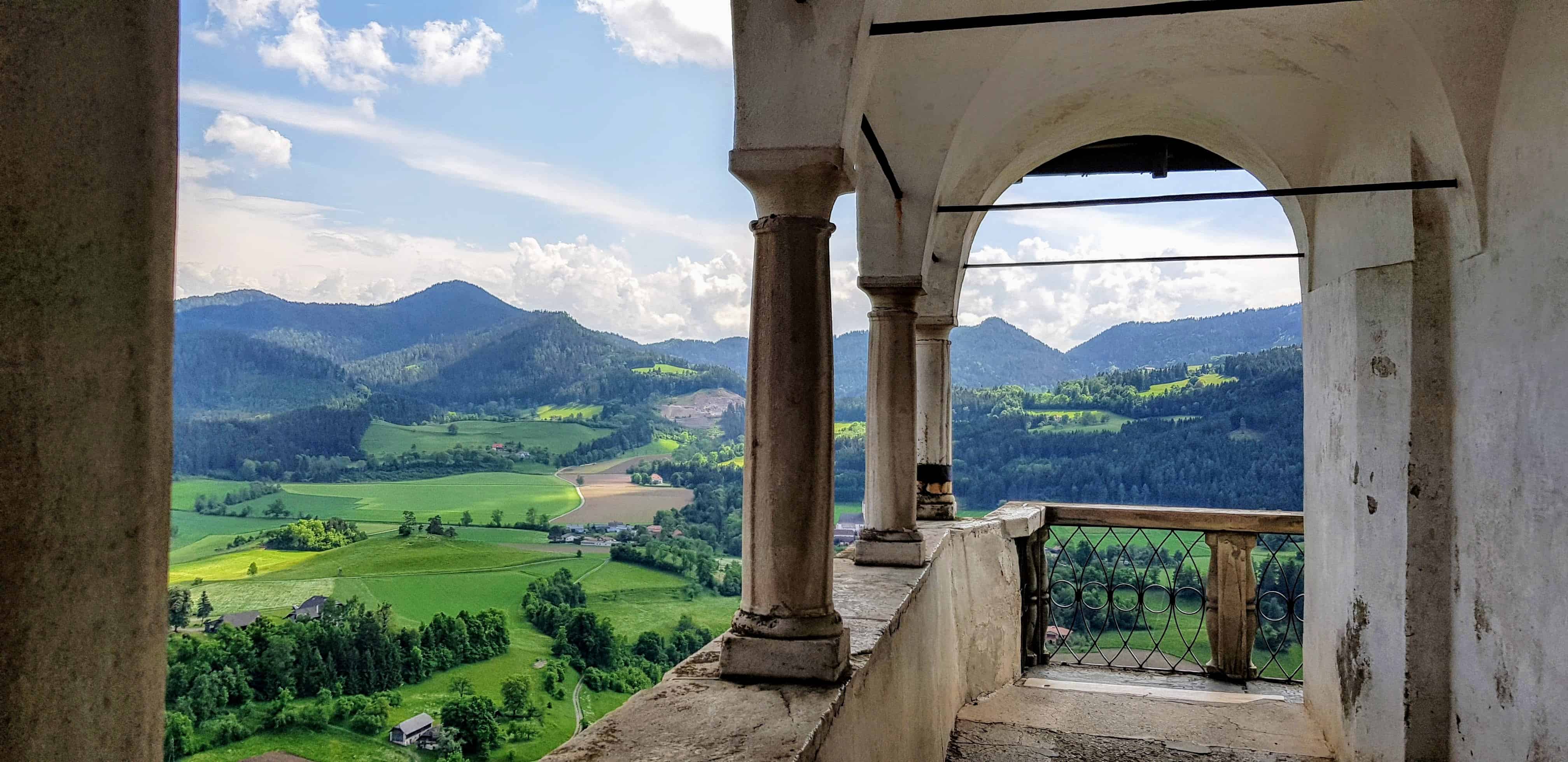 Balkon mit schöner Aussicht auf der Burg Hochosterwitz, Österreich