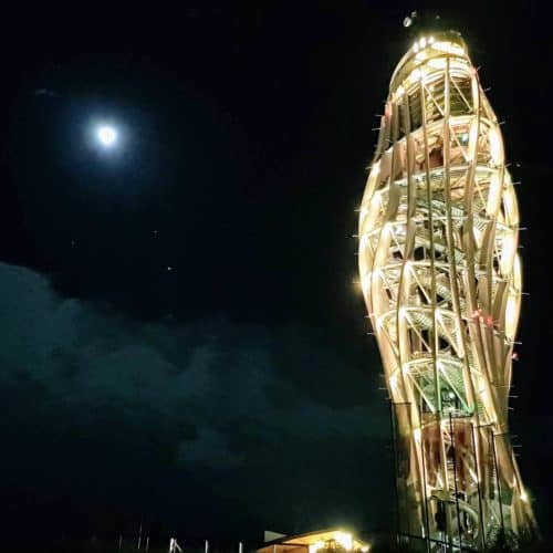 Nacht-Ausflug auf den Pyramidenkogel in Kärnten - das beleuchtete Ausflugsziel am Wörthersee mit Mond