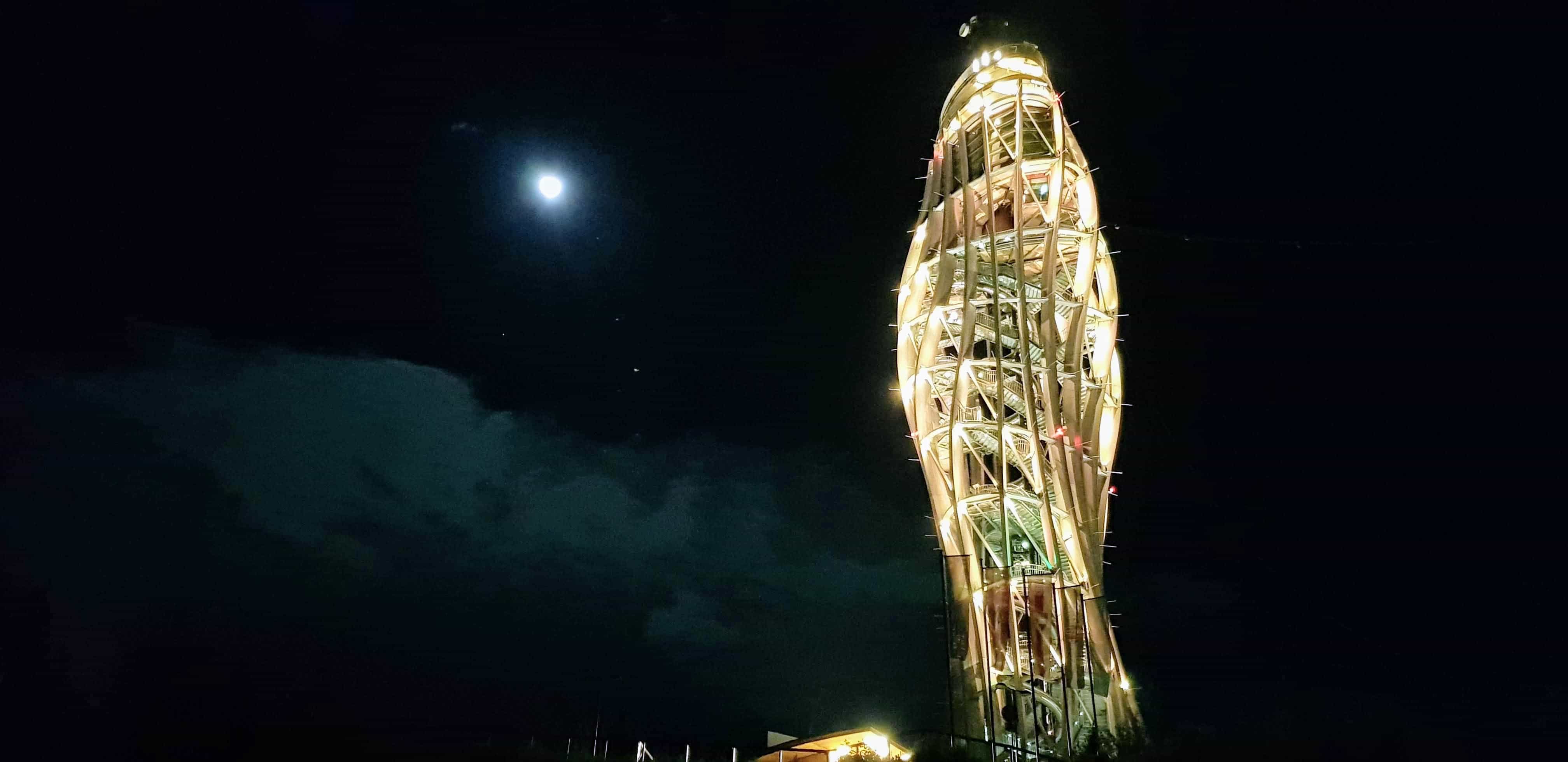 Nacht-Ausflug auf den Pyramidenkogel in Kärnten - das beleuchtete Ausflugsziel am Wörthersee mit Mond