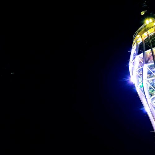 Pyramidenkogel Nachtaufnahme bei Ausflug in Kärnten. Das Ausflugsziel mit Mond.