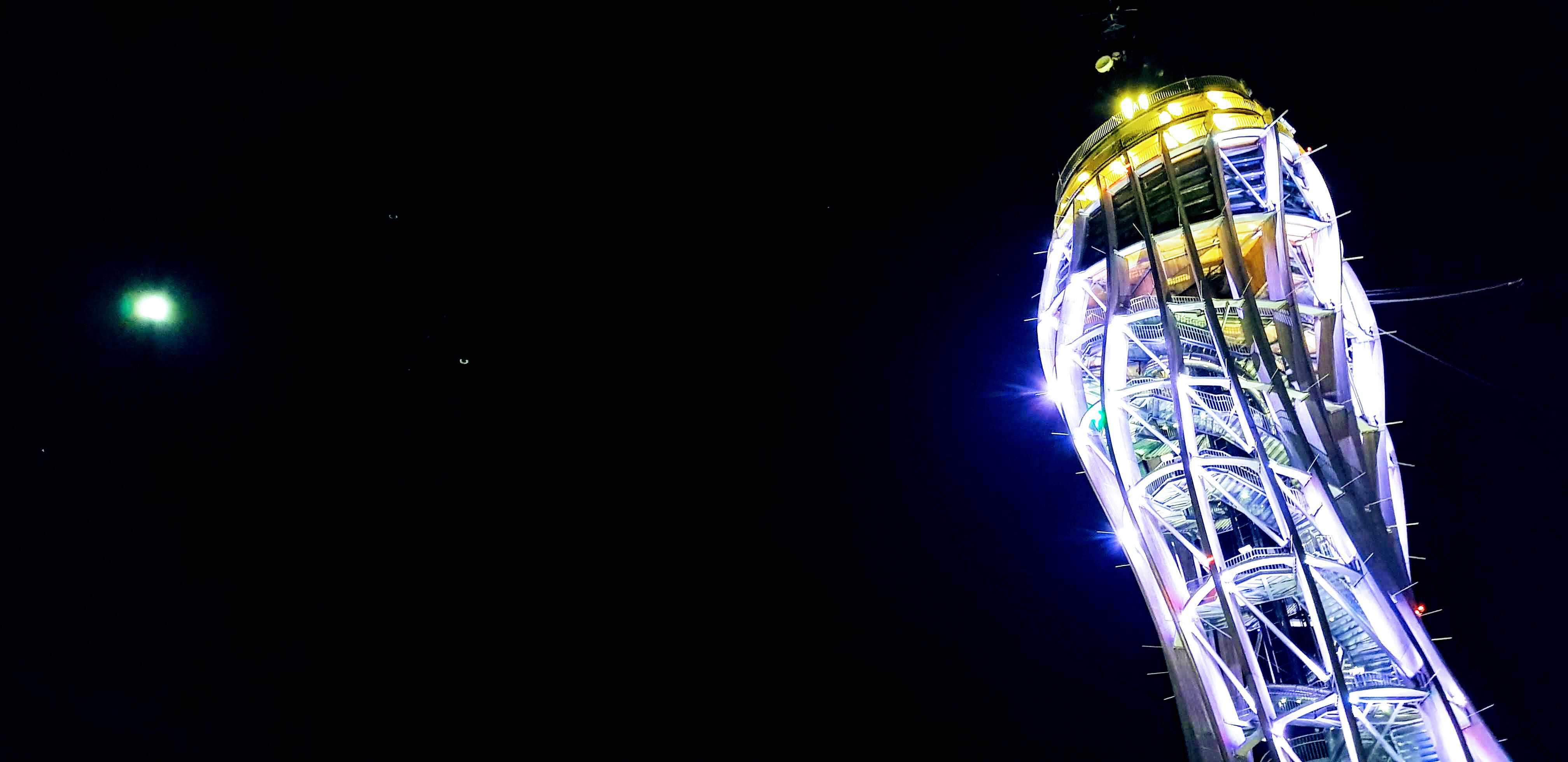 Pyramidenkogel Nachtaufnahme bei Ausflug in Kärnten. Das Ausflugsziel mit Mond.