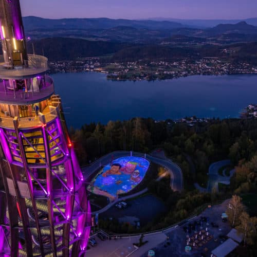 Foto Pyramidenkogel Kunstwerk Klimaschutz Kärnten Österreich leuchtendes Kunstwerk - Nachtaufnahme