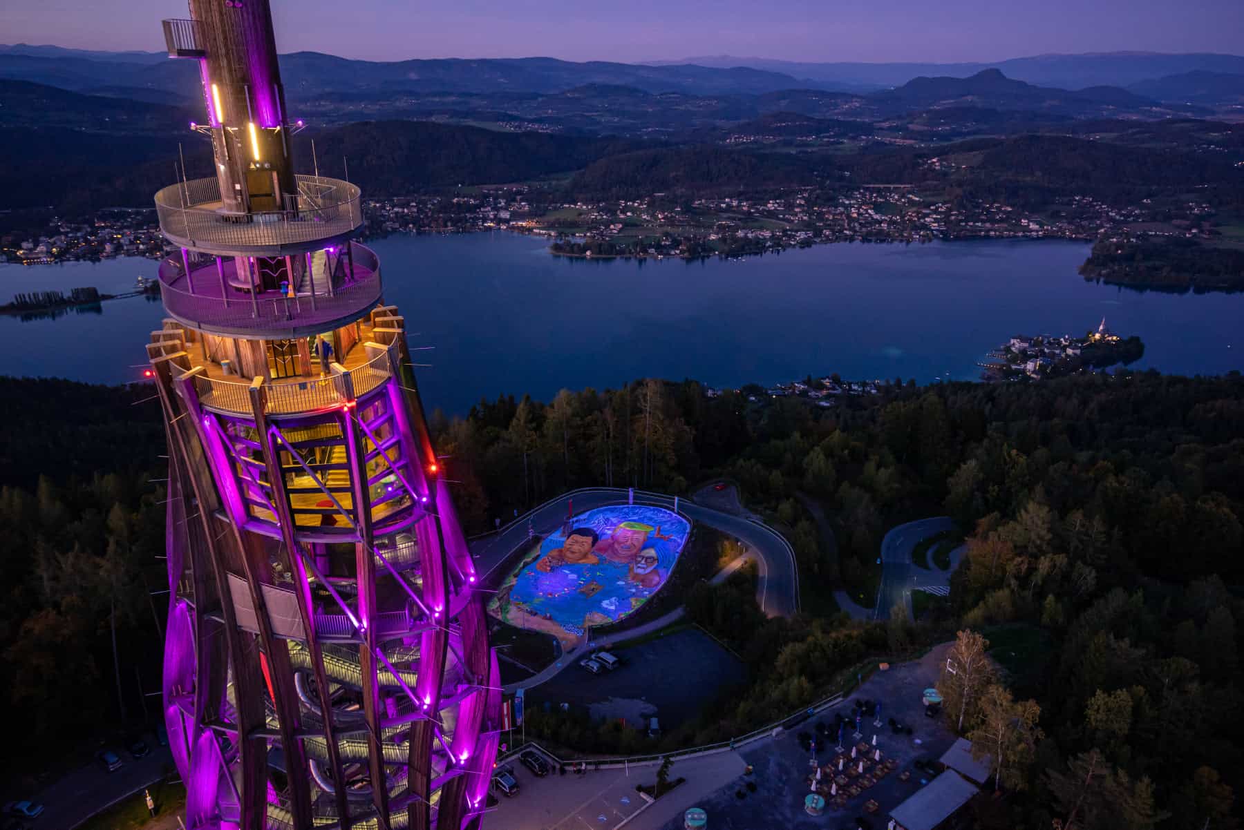 Foto Pyramidenkogel Kunstwerk Klimaschutz Kärnten Österreich leuchtendes Kunstwerk - Nachtaufnahme