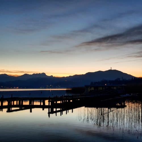 Pyramidenkogel am Abend bei Sonnenuntergang von Pörtschach am Wörthersee betrachtet