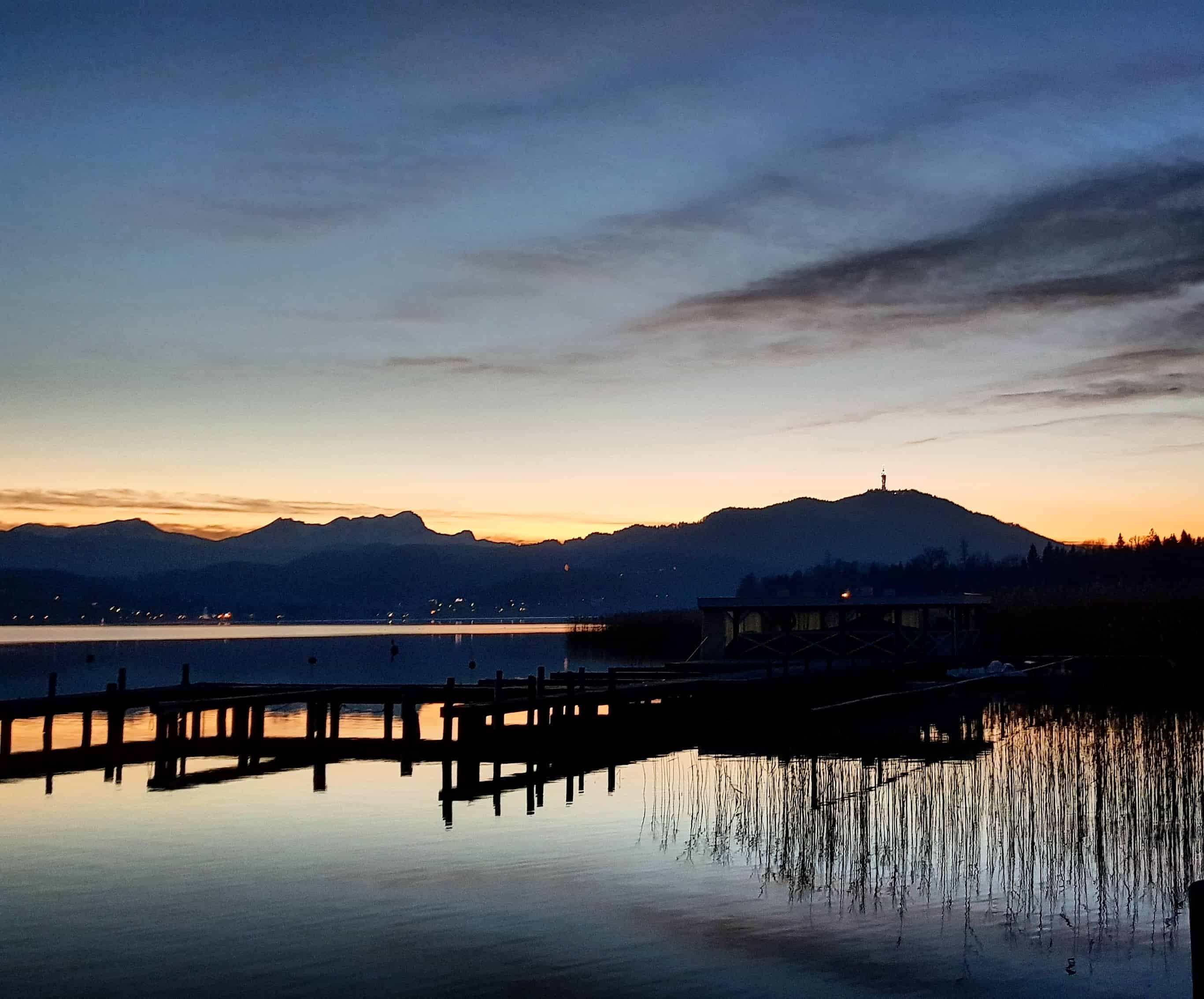 Pyramidenkogel am Abend bei Sonnenuntergang von Pörtschach am Wörthersee betrachtet