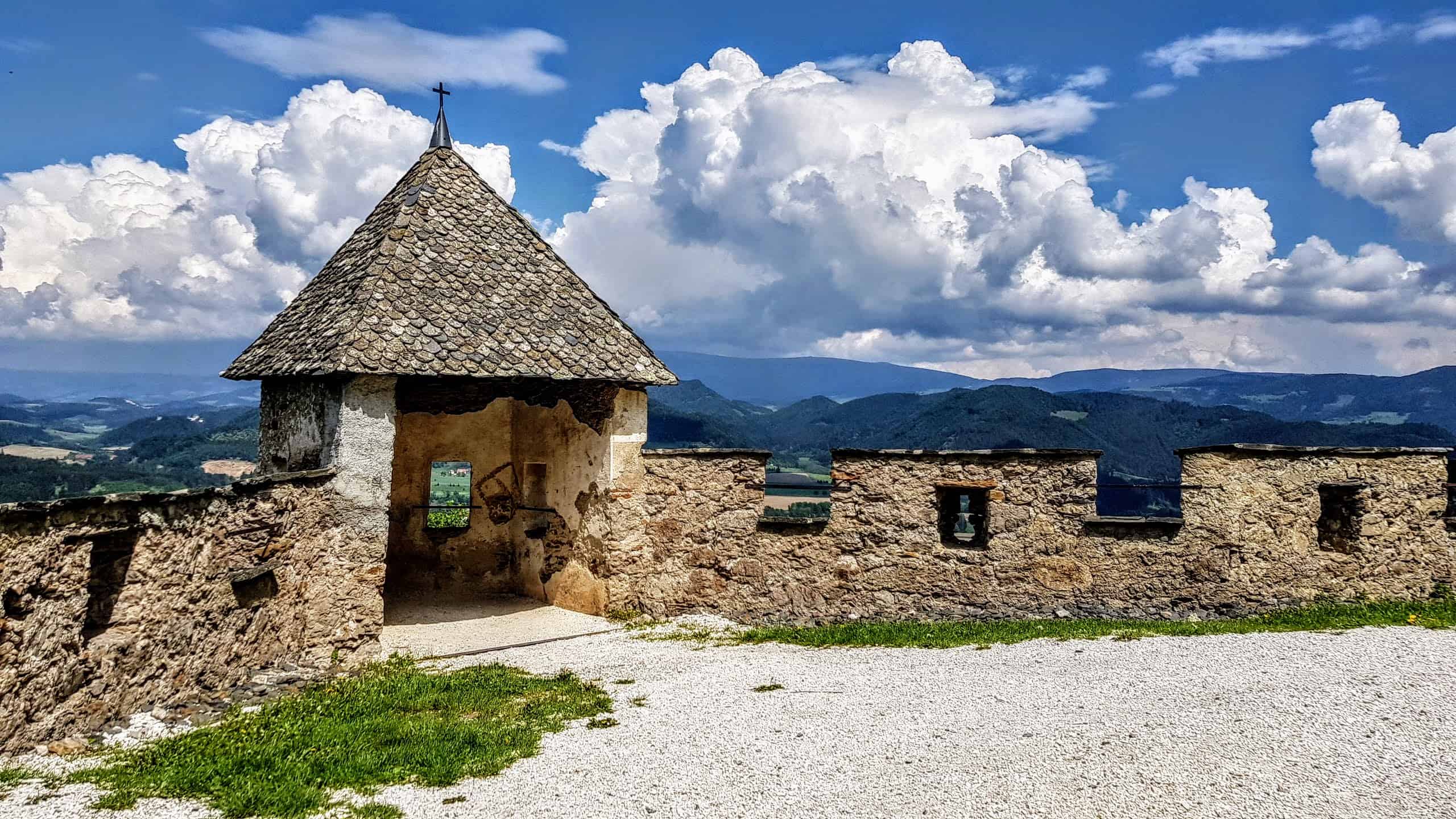 Rastplätze und Panorama-Wanderung auf die Burg Hochosterwitz