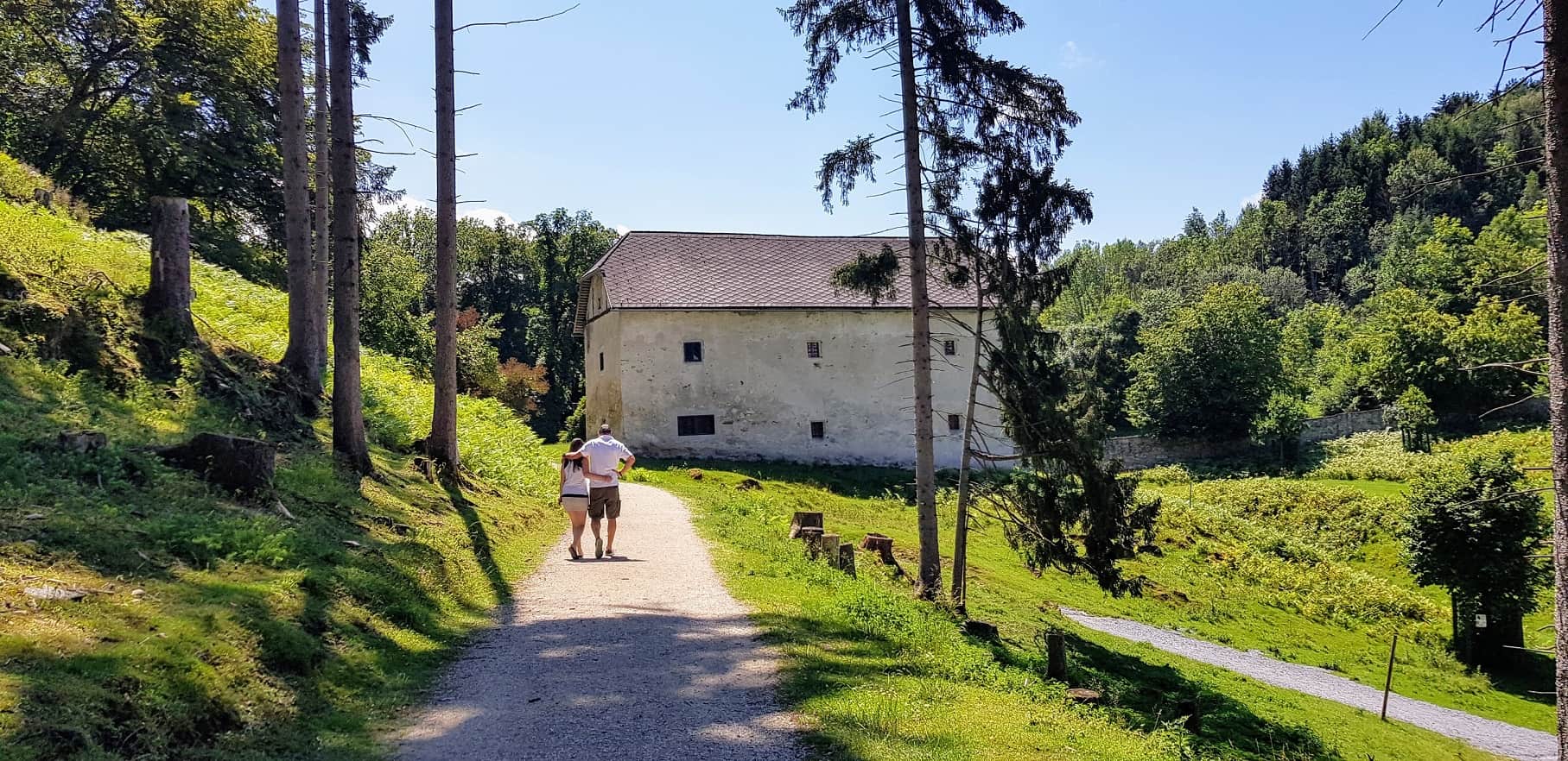 Romantischer Spaziergang durch den Zoo und Tierpark Rosegg in Kärnten