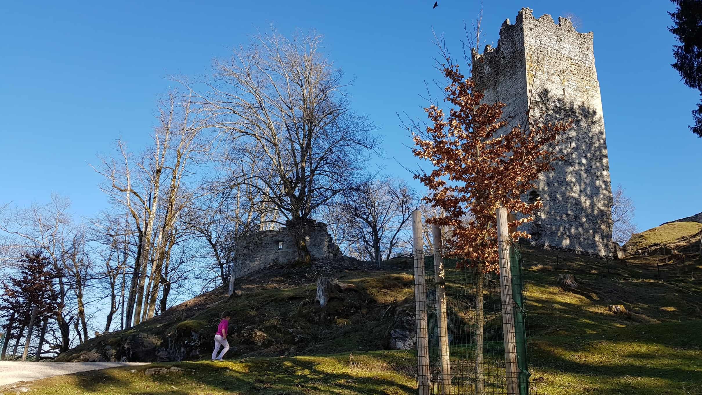 Ruine Rosegg im Frühling bei Ausflug mit Kind