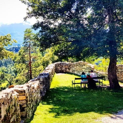 Schattiger Rastplatz bei Spaziergang durch Tierpark Rosegg in Kärnten