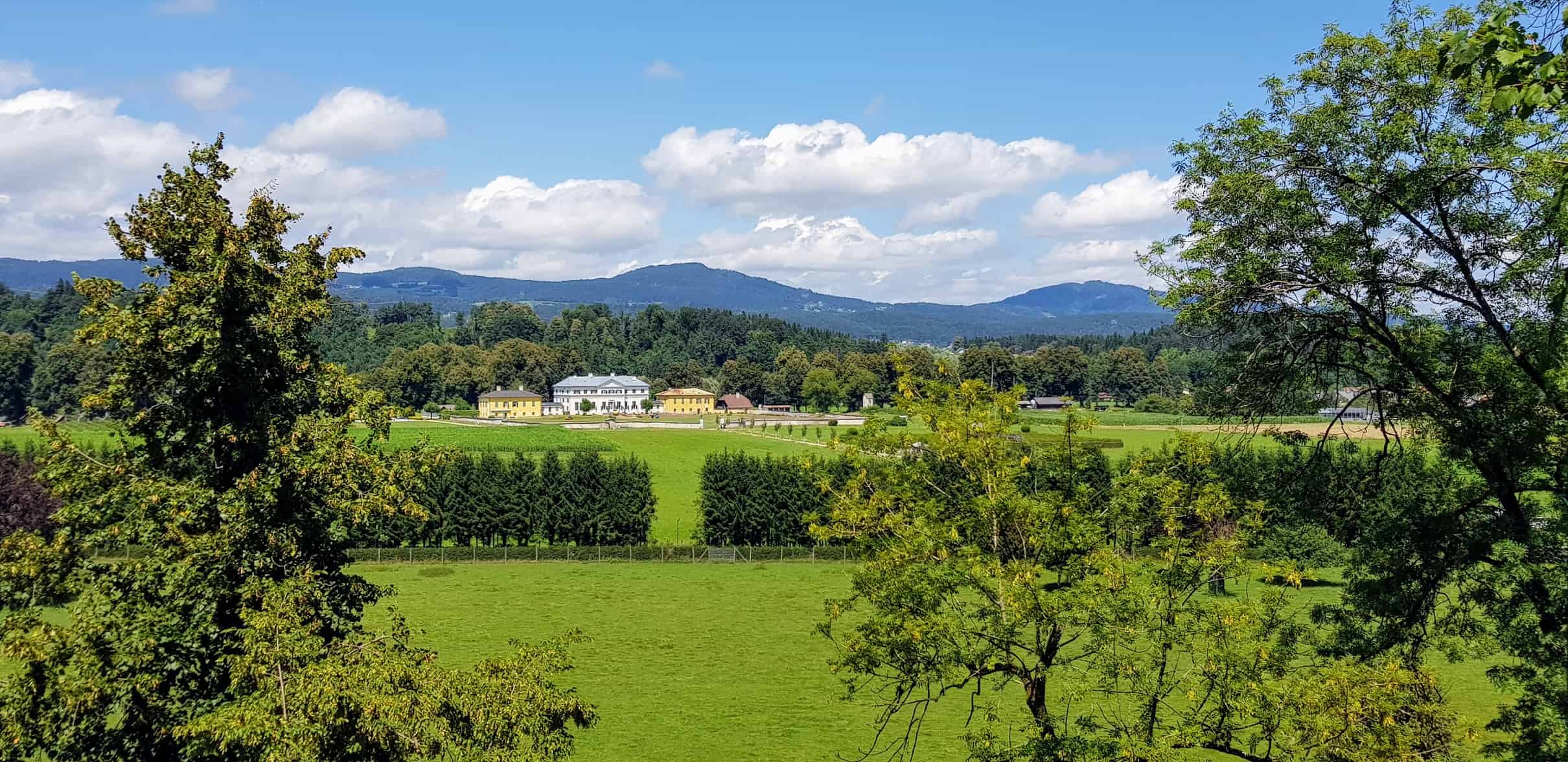 Schöner Weg durch Tierpark Rosegg mit Blick auf das Schloss Rosegg