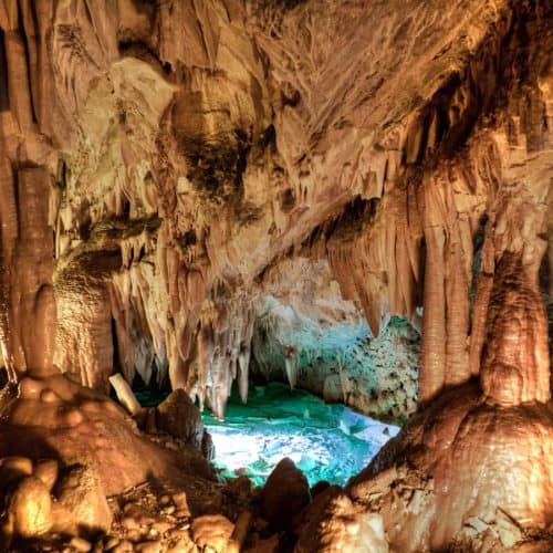 Nahe an Tropfsteinen und unterirdischer See in den Obir Tropfsteinhöhlen - sehenswertes Ausflugsziel in Kärnten