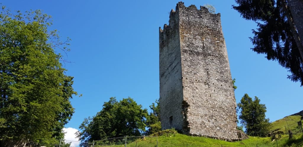 Ruine Rosegg im Tierpark Sehenswürdigkeit am Wörthersee in Kärnten