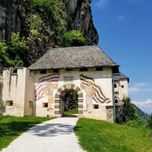 Kinderwagenfreundliche Wanderung auf die Burg Hochosterwitz durch die Burgtore - Fähnrichtor Start.