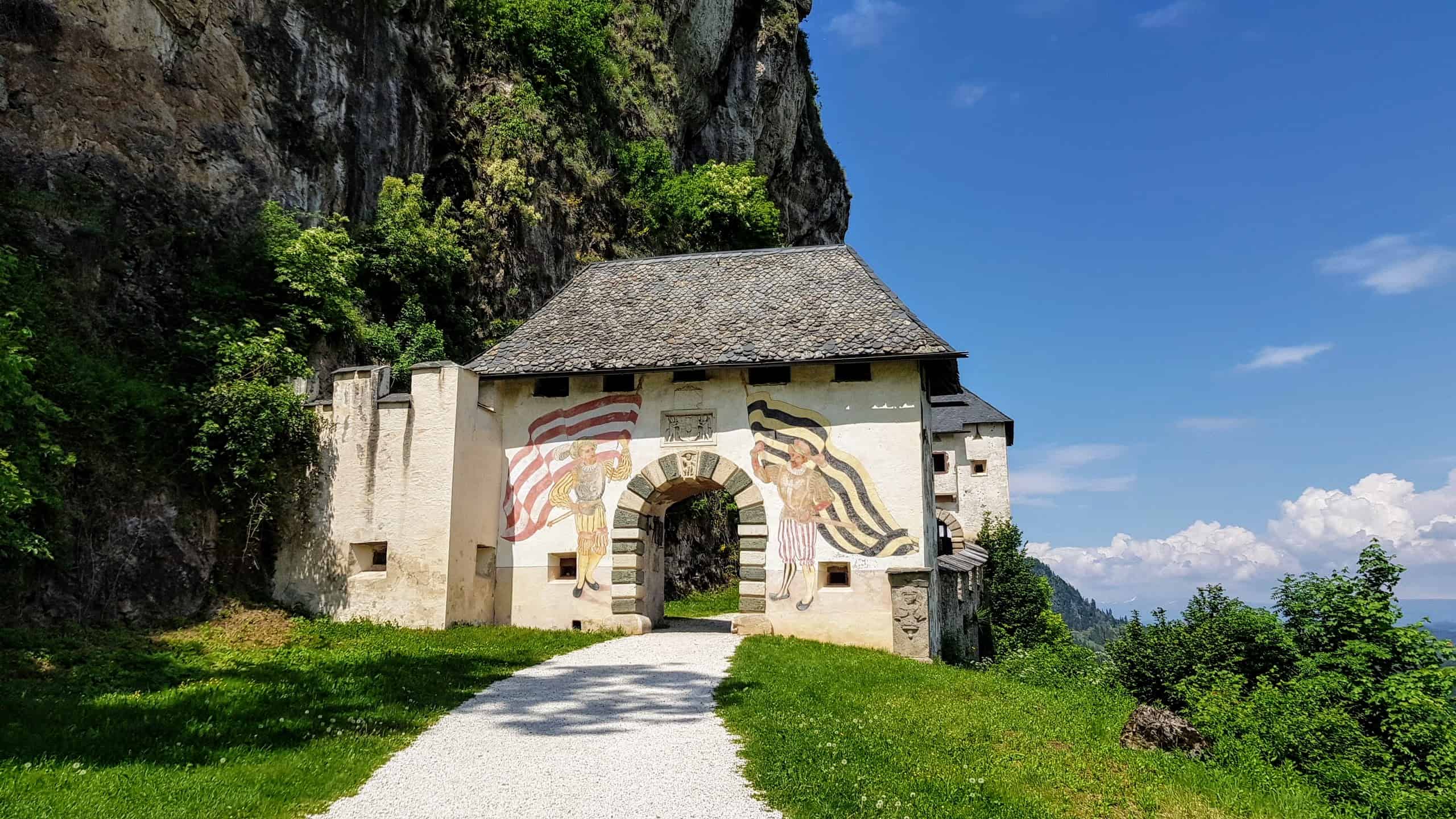 Kinderwagenfreundliche Wanderung auf die Burg Hochosterwitz durch die Burgtore - Fähnrichtor Start.