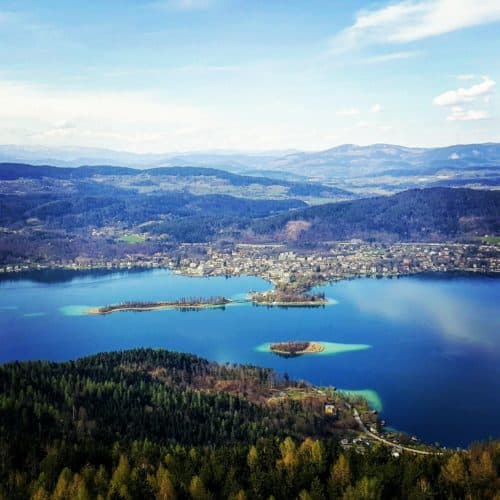 Sehenswürdigkeiten in Kärnten - der Pyramidenkogel am Wörthersee - Panoramablick auf Pörtschach und Kapuzinerinsel