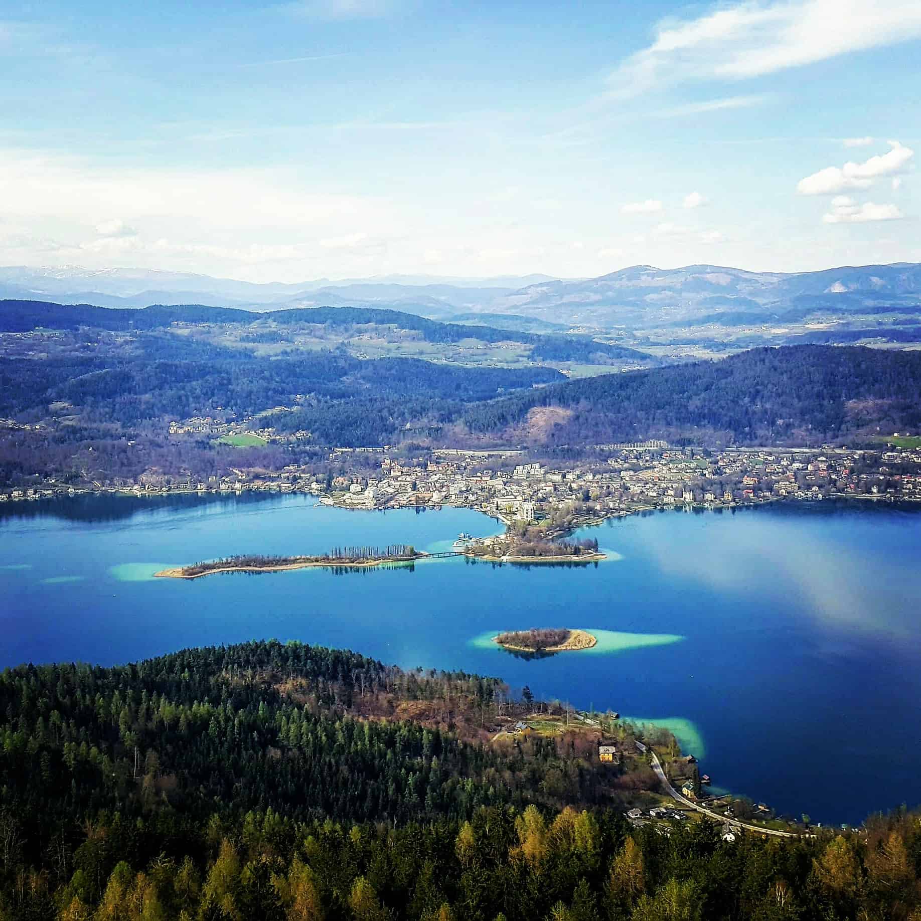 Sehenswürdigkeiten in Kärnten - der Pyramidenkogel am Wörthersee - Panoramablick auf Pörtschach und Kapuzinerinsel