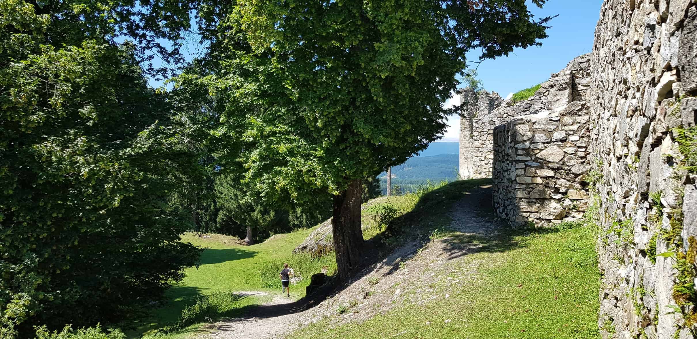 Kind läuft am Weg durch familienfreundlichen Tierpark Rosegg in Kärnten